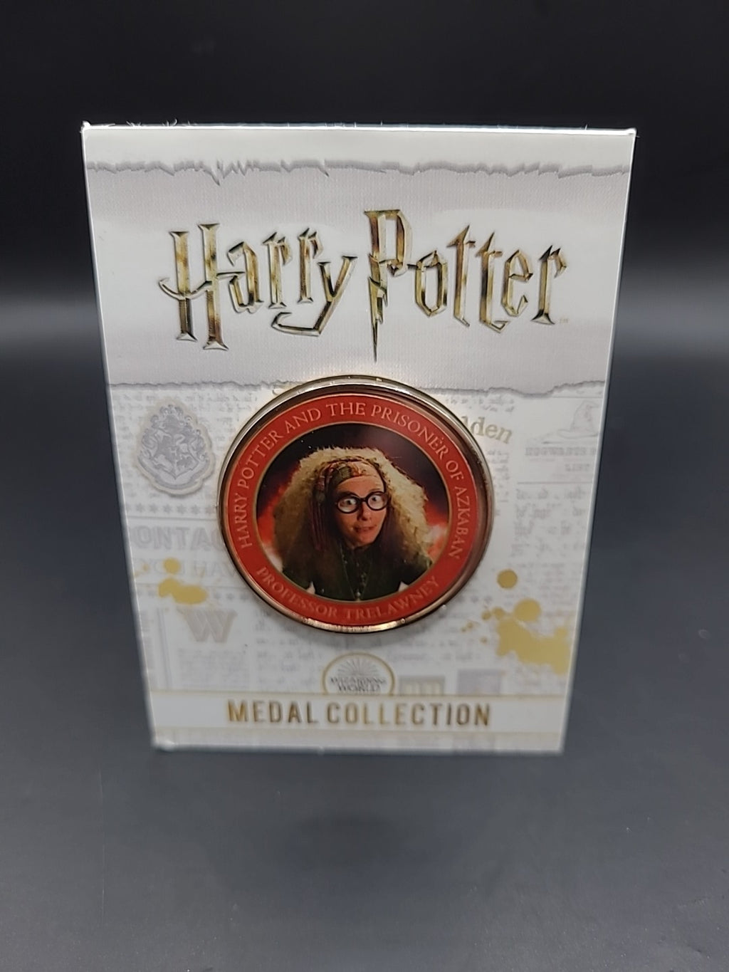 HARRY POTTER CARD WITH MEDAL TRELAWNEY EMMA THOMPSON PRISONER OF AZKABAN COIN