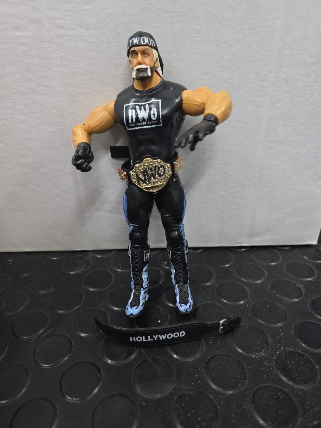 WWE NWO HULK HOGAN JAKKS CLASSIC SUPERSTARS SERIES 8 FIGURE WWF HAT BELT RARE