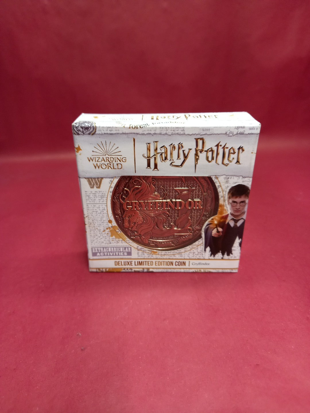 Harry Potter Deluxe Ltd Edition Jumbo Embossed Gryffindor Coin NEW UNSEALED