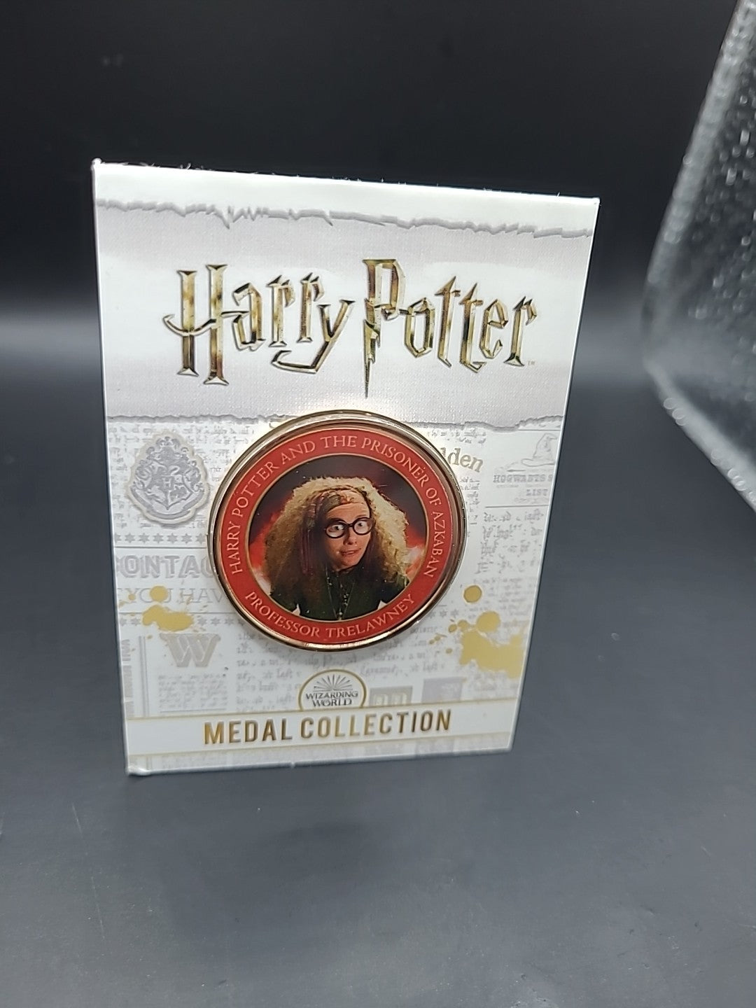 HARRY POTTER CARD WITH MEDAL TRELAWNEY EMMA THOMPSON PRISONER OF AZKABAN COIN