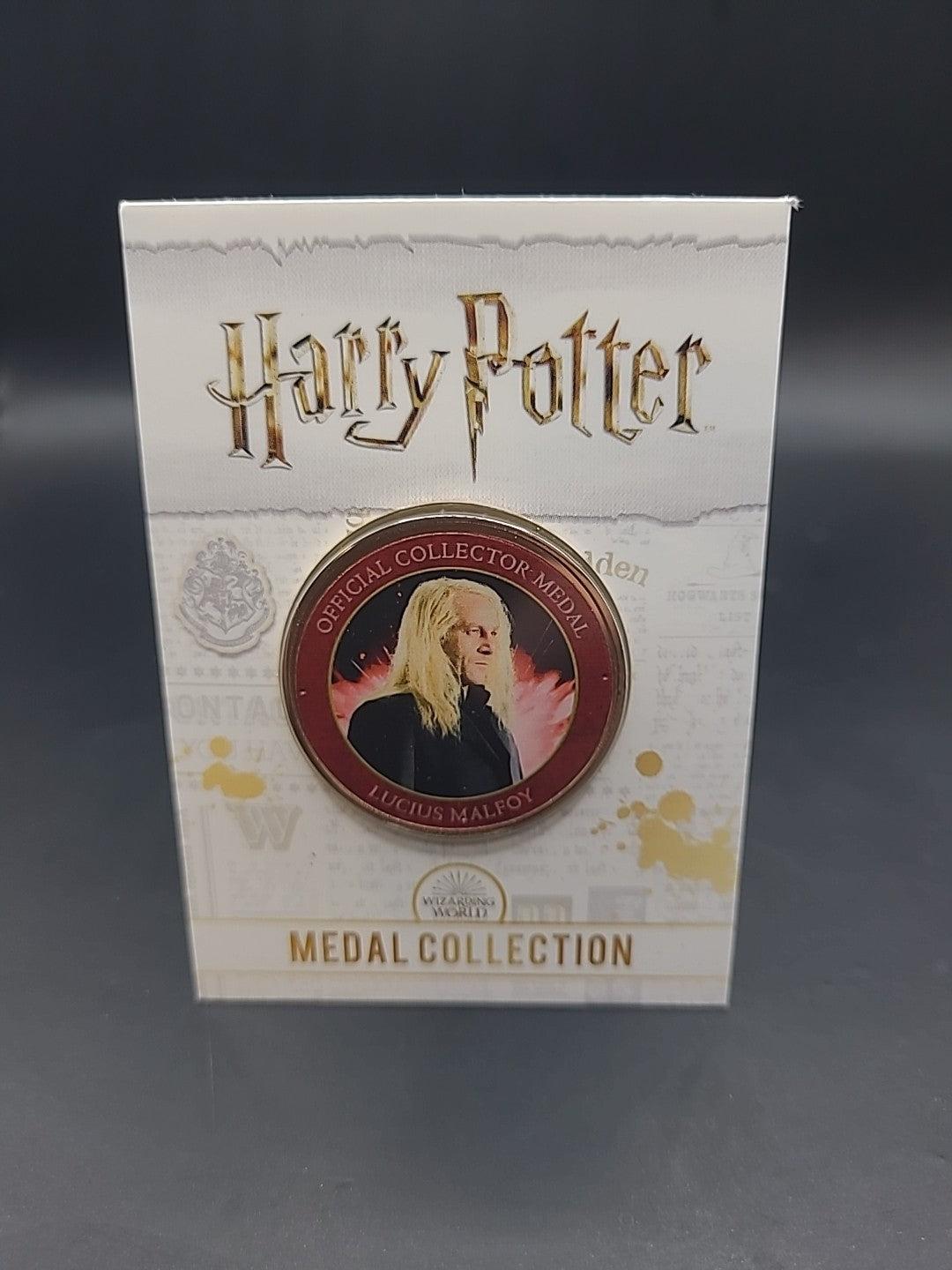S6) RARE HARRY POTTER MEDAL COIN IN CARD LUCIUS MALFOY  JASON ISAACS JK ROWLING