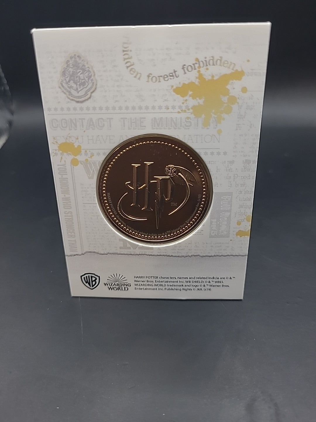 S6) RARE HARRY POTTER MEDAL COIN IN CARD LUCIUS MALFOY  JASON ISAACS JK ROWLING