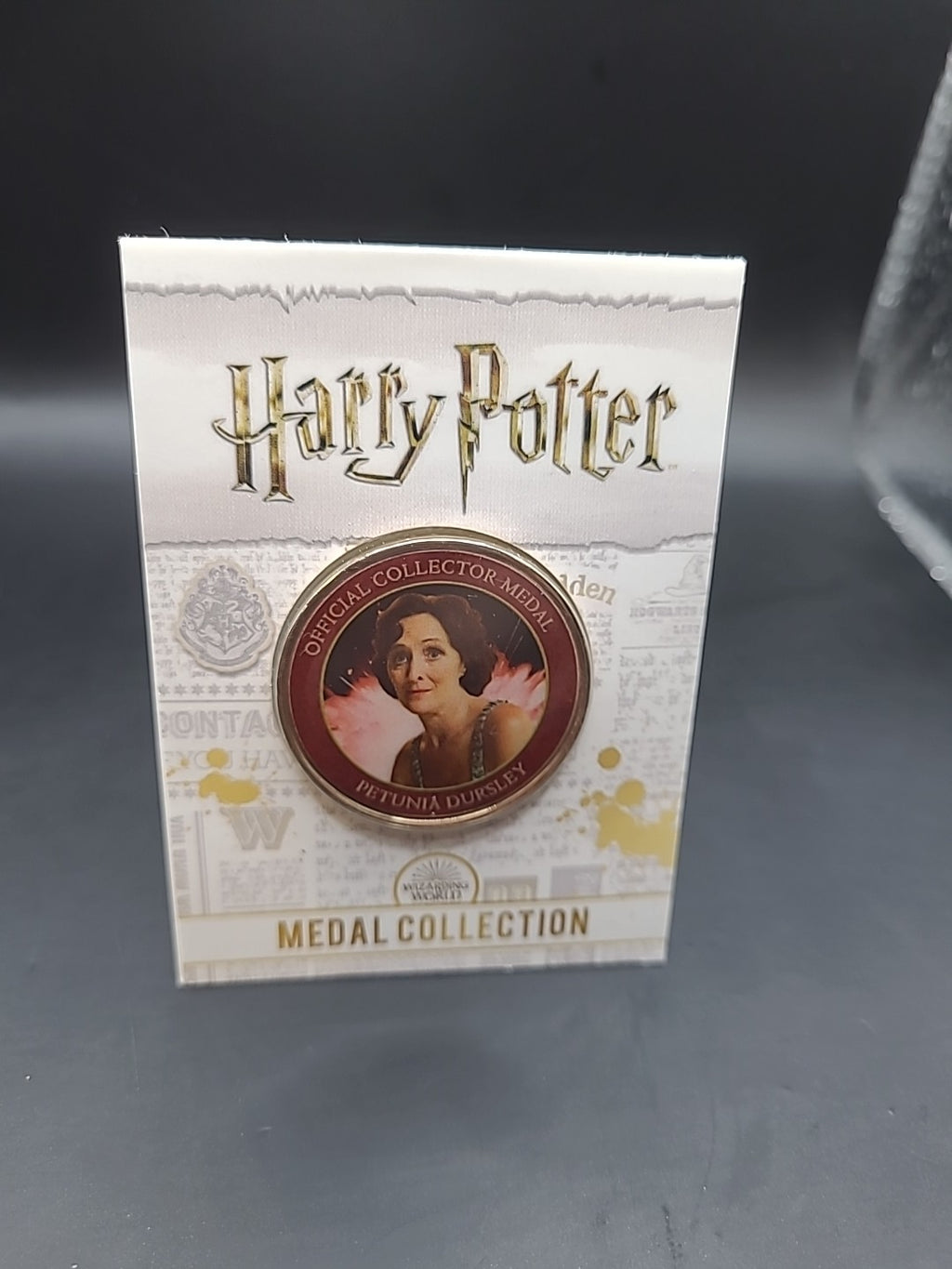 RARE HARRY POTTER MEDAL COIN IN CARD AUNT PETUNIA DURSLEY JK ROWLING