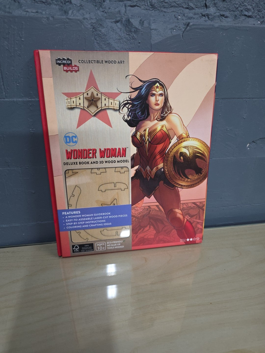 NEW Incredibuilds DC Comics WONDER WOMAN   Deluxe Model and Book Set