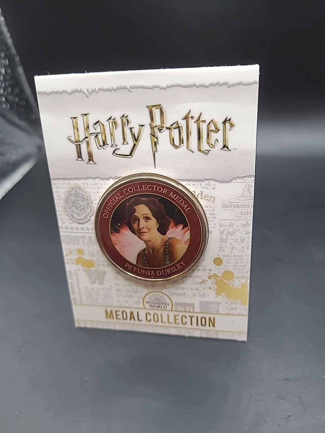 RARE HARRY POTTER MEDAL COIN IN CARD AUNT PETUNIA DURSLEY JK ROWLING