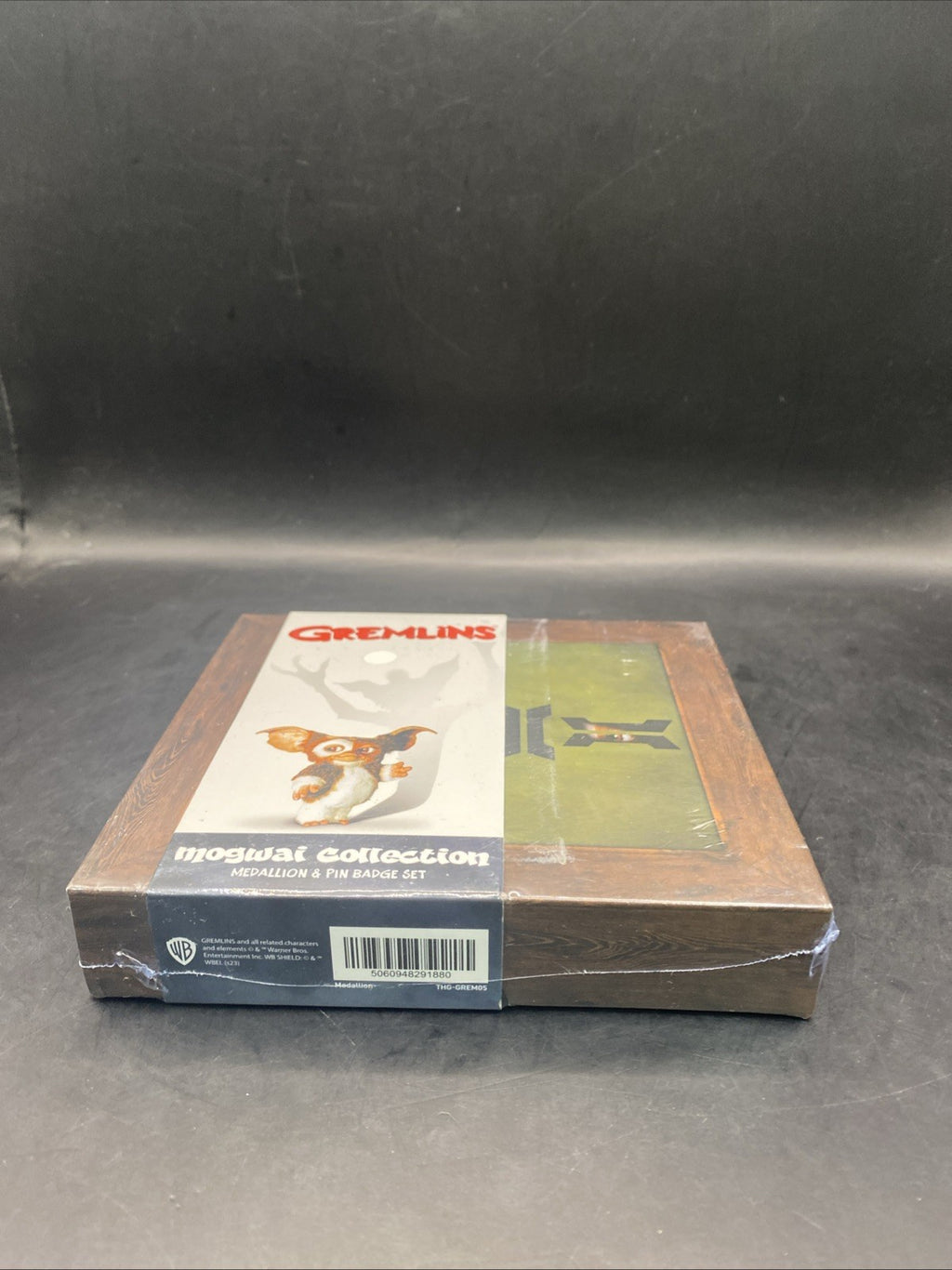 BNIB LIMITED EDITION GREMLINS PIN AND MEDALLION COLLECTOR'S SET