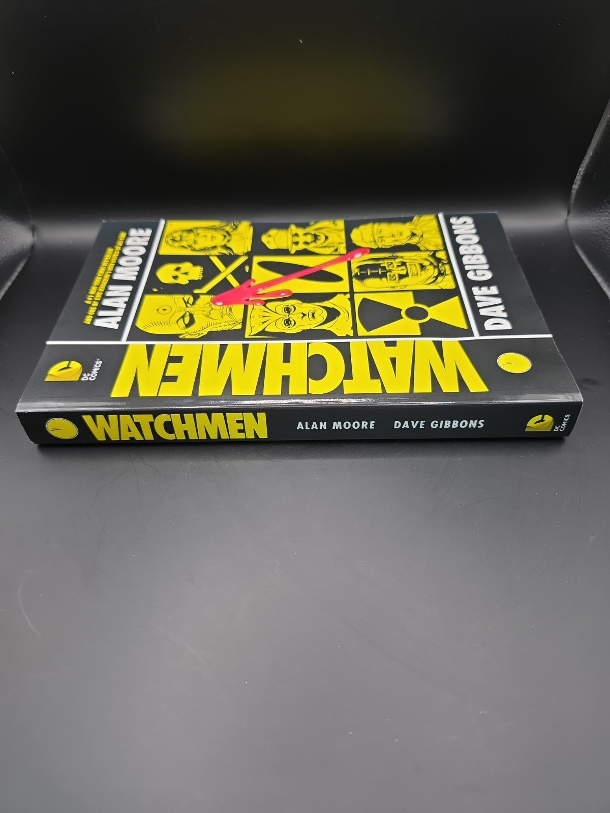 Watchmen: The Deluxe Edition by Alan Moore, Dave Gibbons - 9781401238964