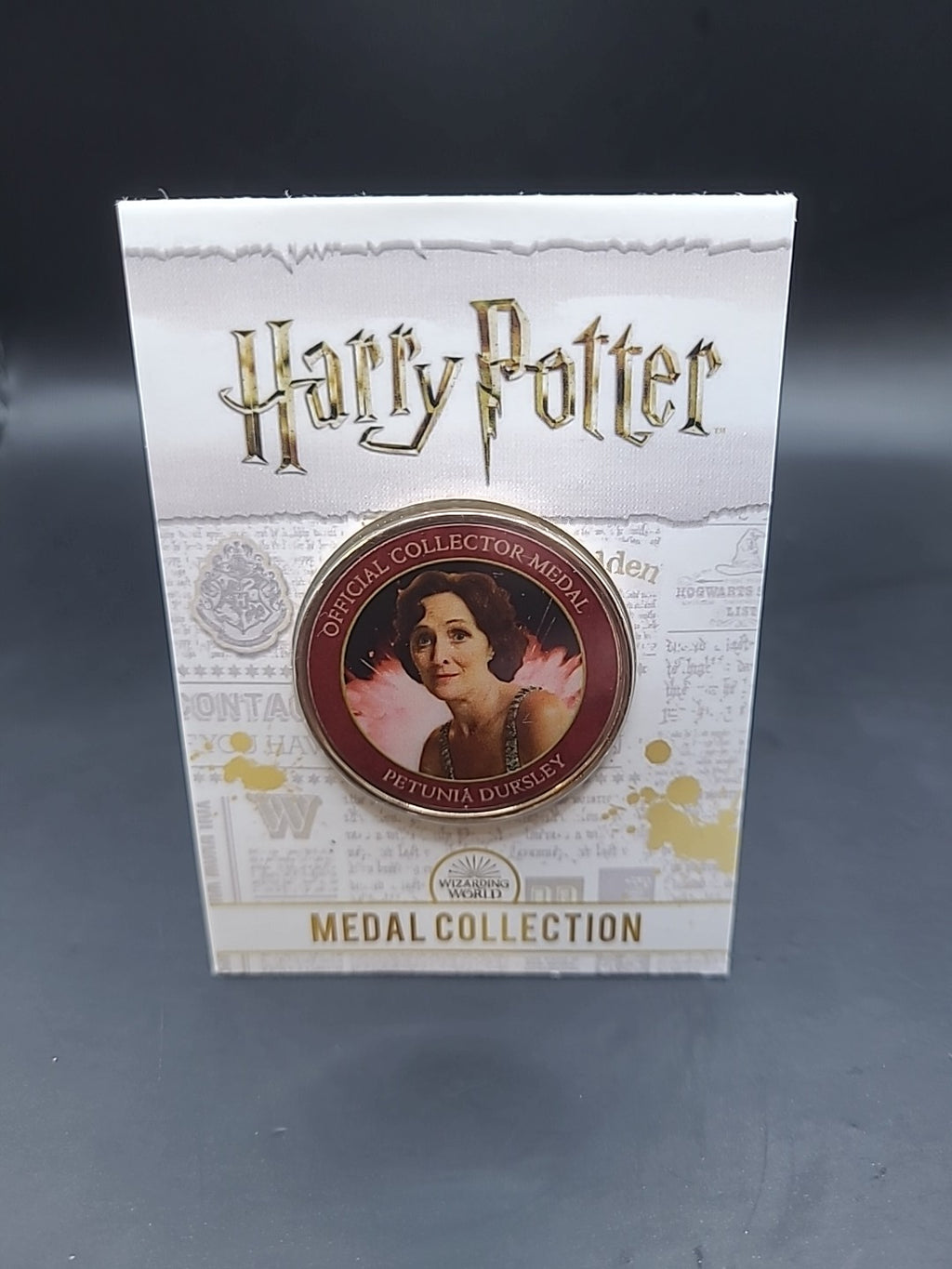 RARE HARRY POTTER MEDAL COIN IN CARD AUNT PETUNIA DURSLEY JK ROWLING